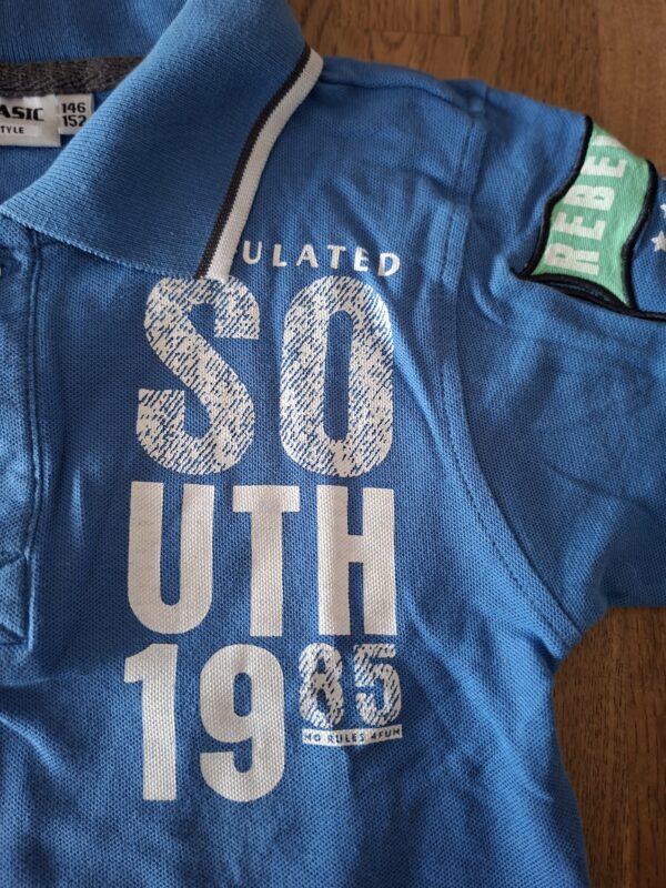 New Basic poloshirt kobaltblauw met prints en patches