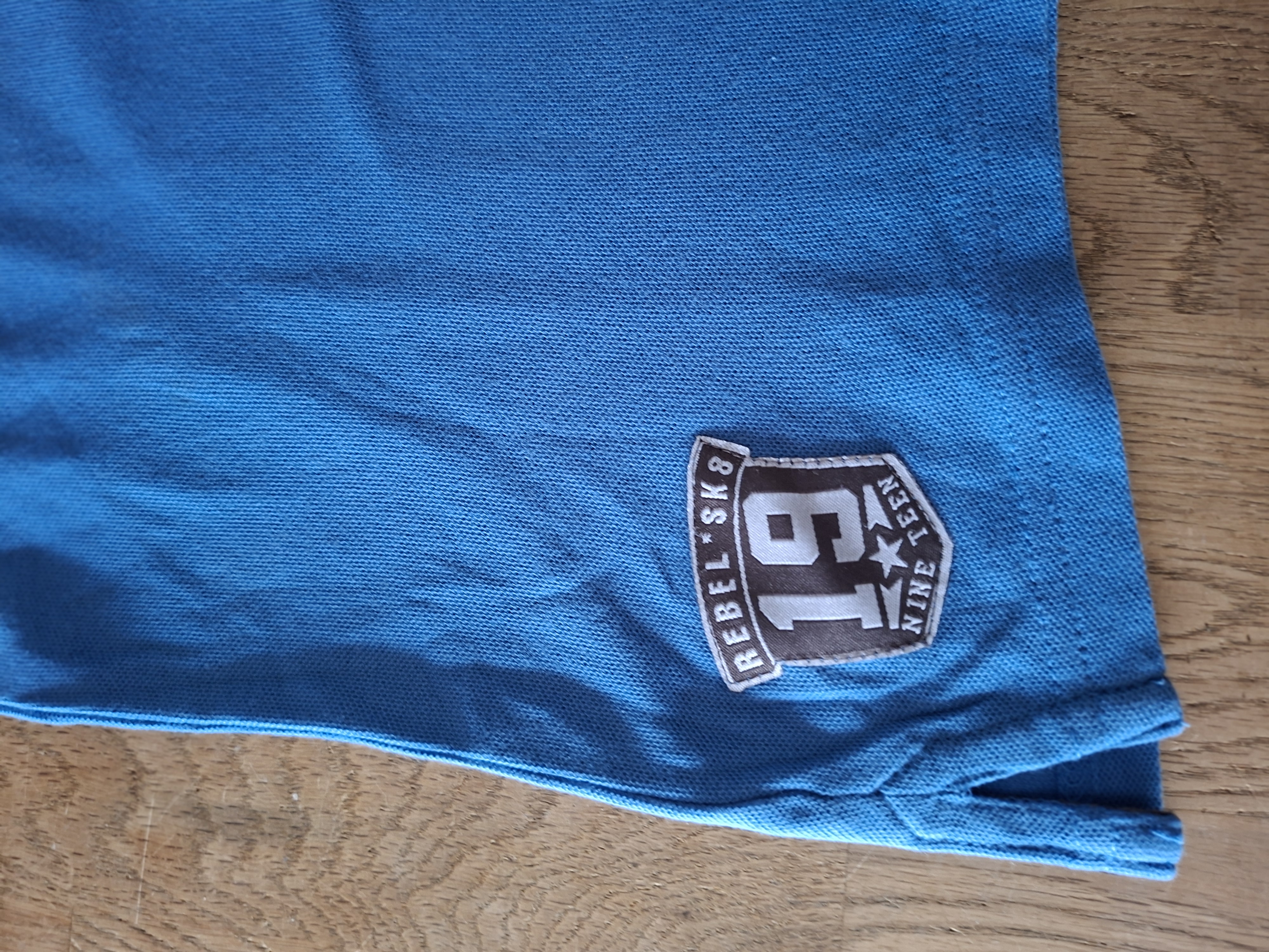 New Basic poloshirt kobaltblauw met prints en patches