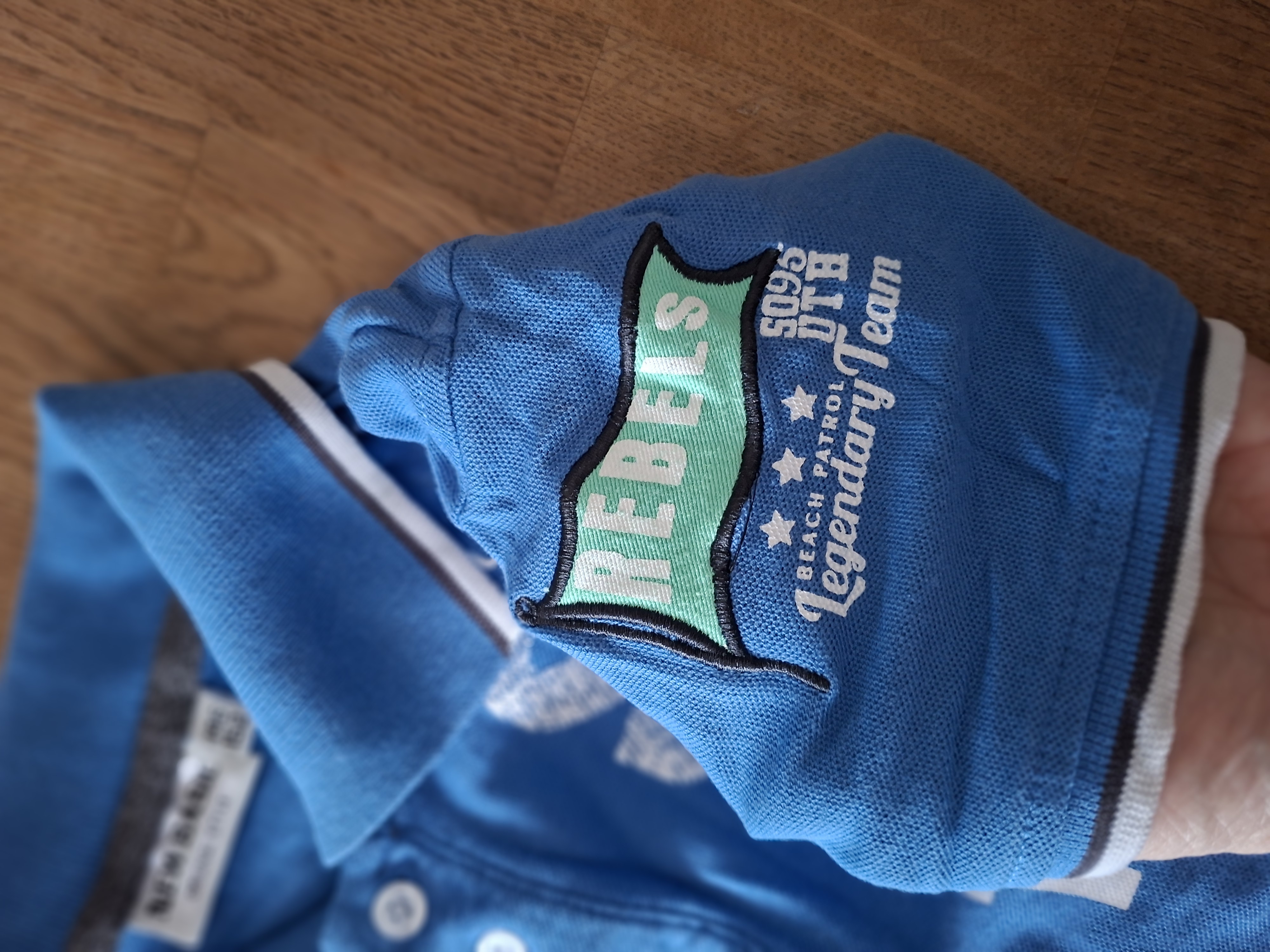 New Basic poloshirt kobaltblauw met prints en patches