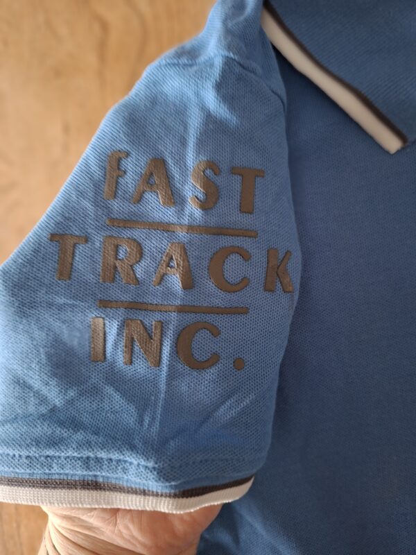 New Basic poloshirt kobaltblauw met prints en patches