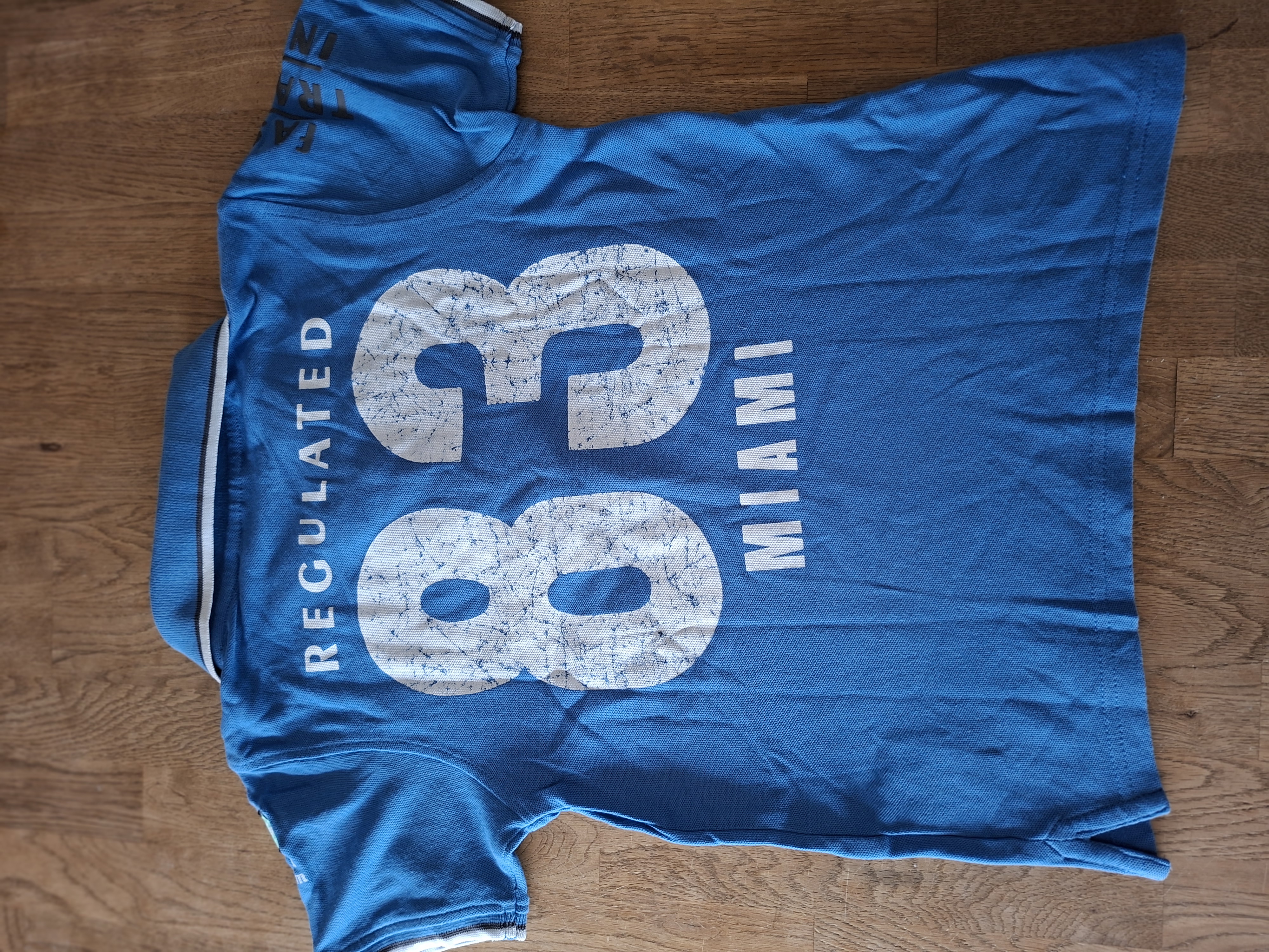 New Basic poloshirt kobaltblauw met prints en patches