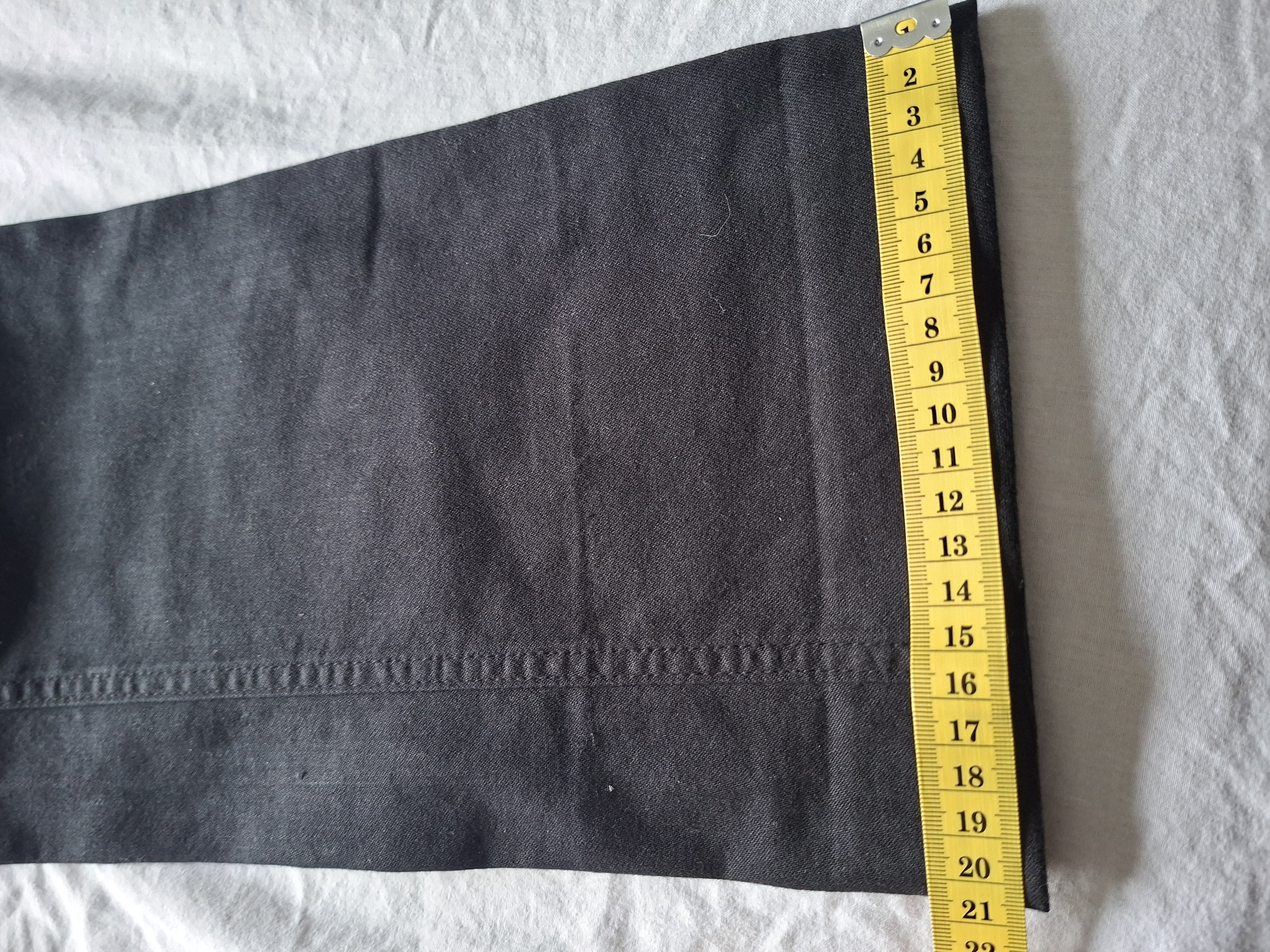 Zwarte flared broek met strass details en witte stiksels