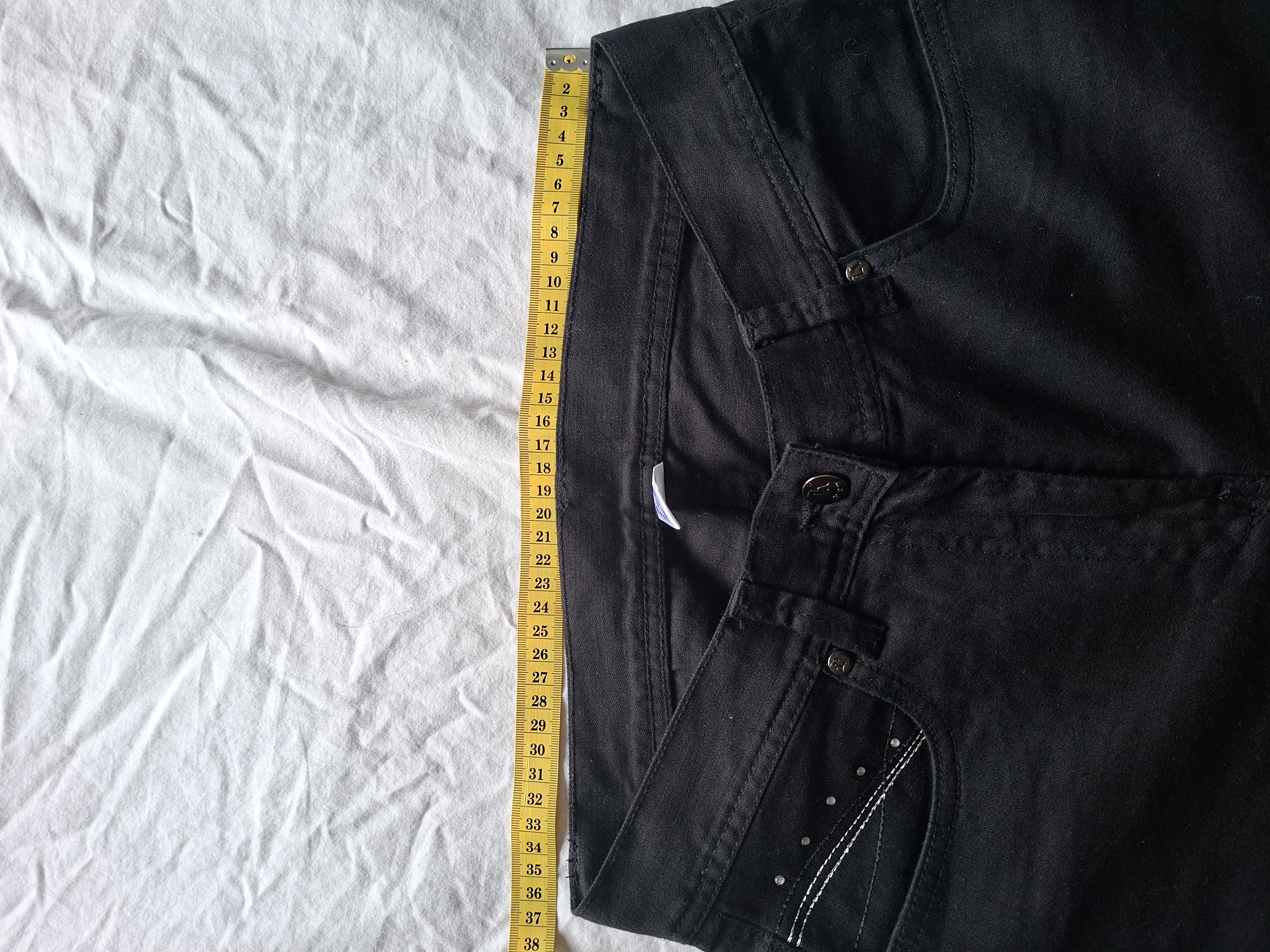 Zwarte flared broek met strass details en witte stiksels