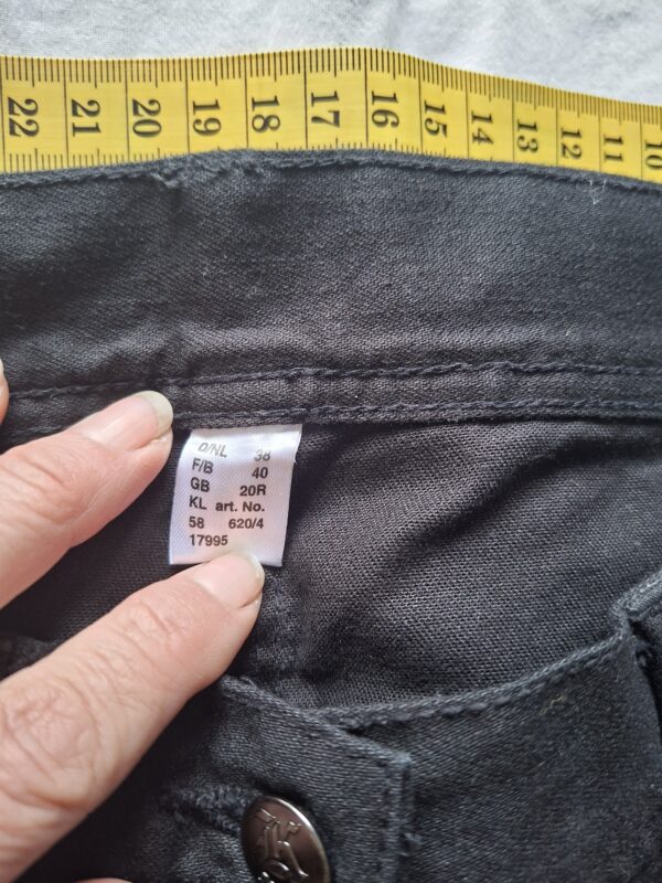 Zwarte flared broek met strass details en witte stiksels