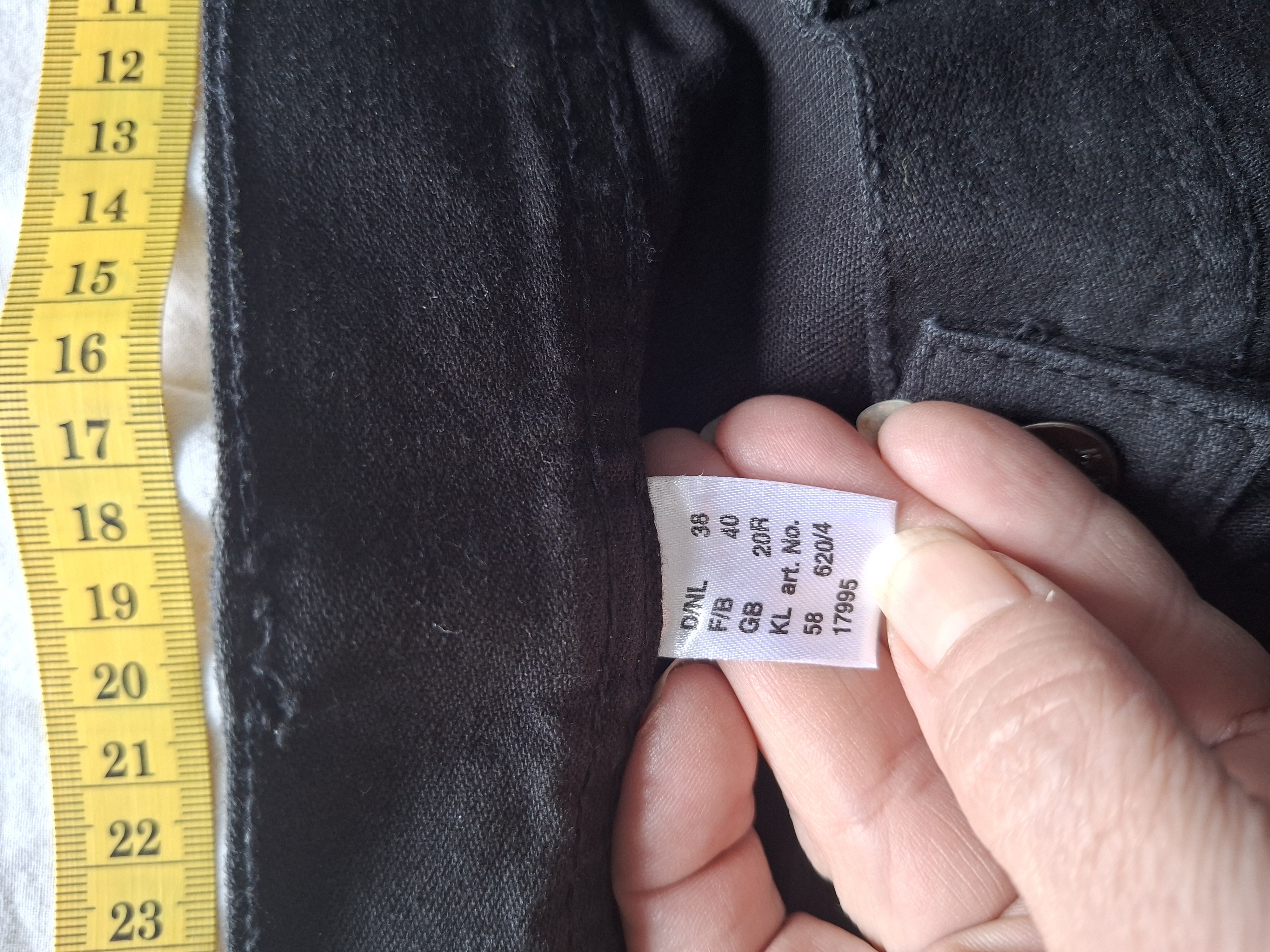 Zwarte flared broek met strass details en witte stiksels