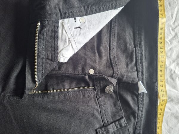 Zwarte flared broek met strass details en witte stiksels