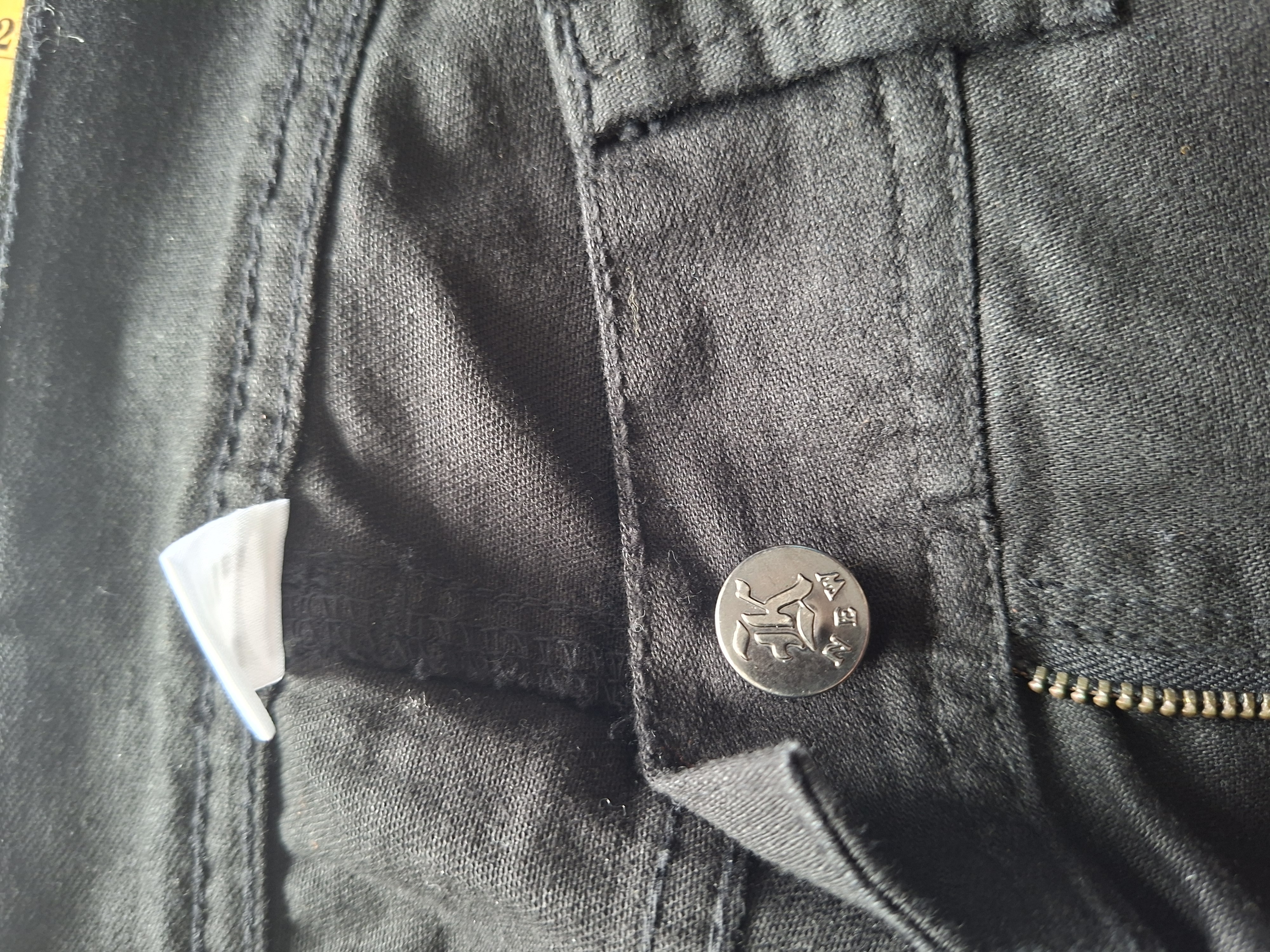 Zwarte flared broek met strass details en witte stiksels