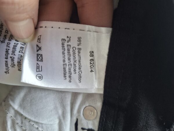 Zwarte flared broek met strass details en witte stiksels