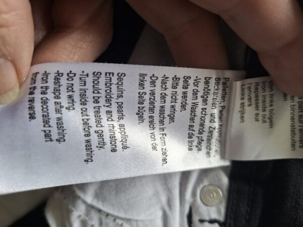 Zwarte flared broek met strass details en witte stiksels