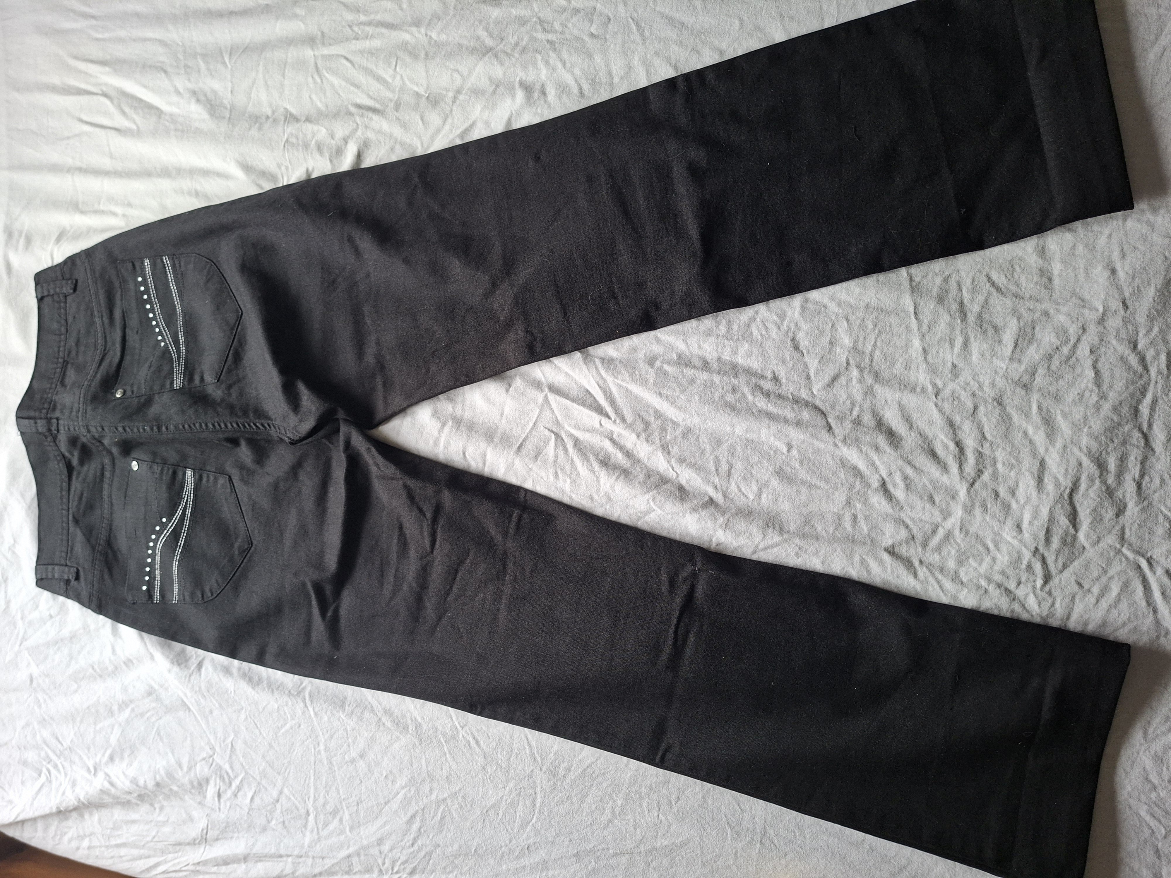 Zwarte flared broek met strass details en witte stiksels