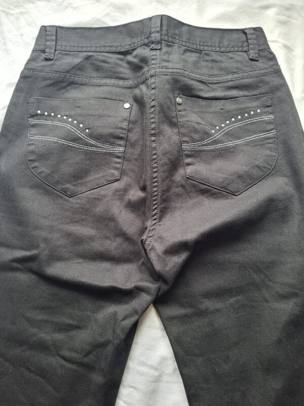 Zwarte flared broek met strass details en witte stiksels