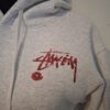 20260403_165427 Stussy hoodie lichtgrijs met rode 8-ball opdruk