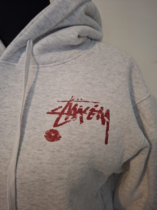 20260403_165427 Stussy hoodie lichtgrijs met rode 8-ball opdruk