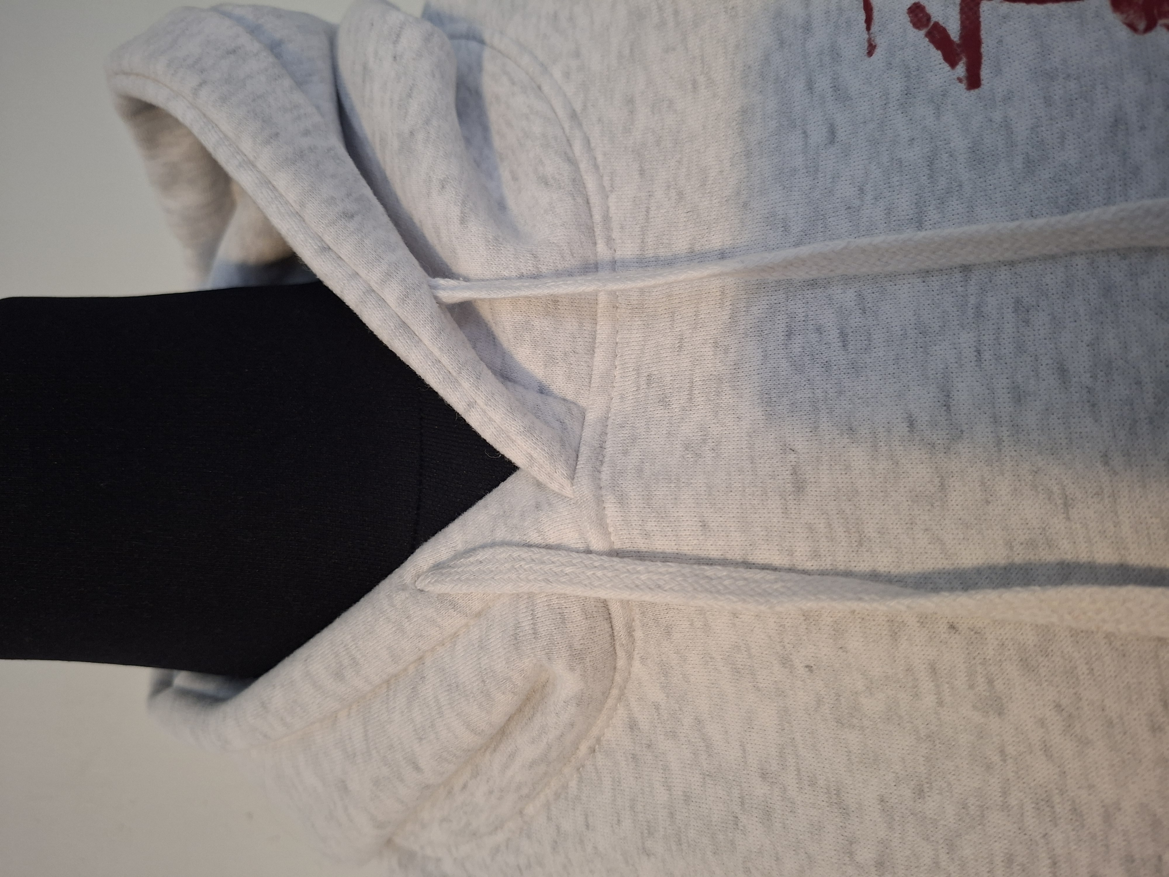 20260403_165430 Stussy hoodie lichtgrijs met rode 8-ball opdruk