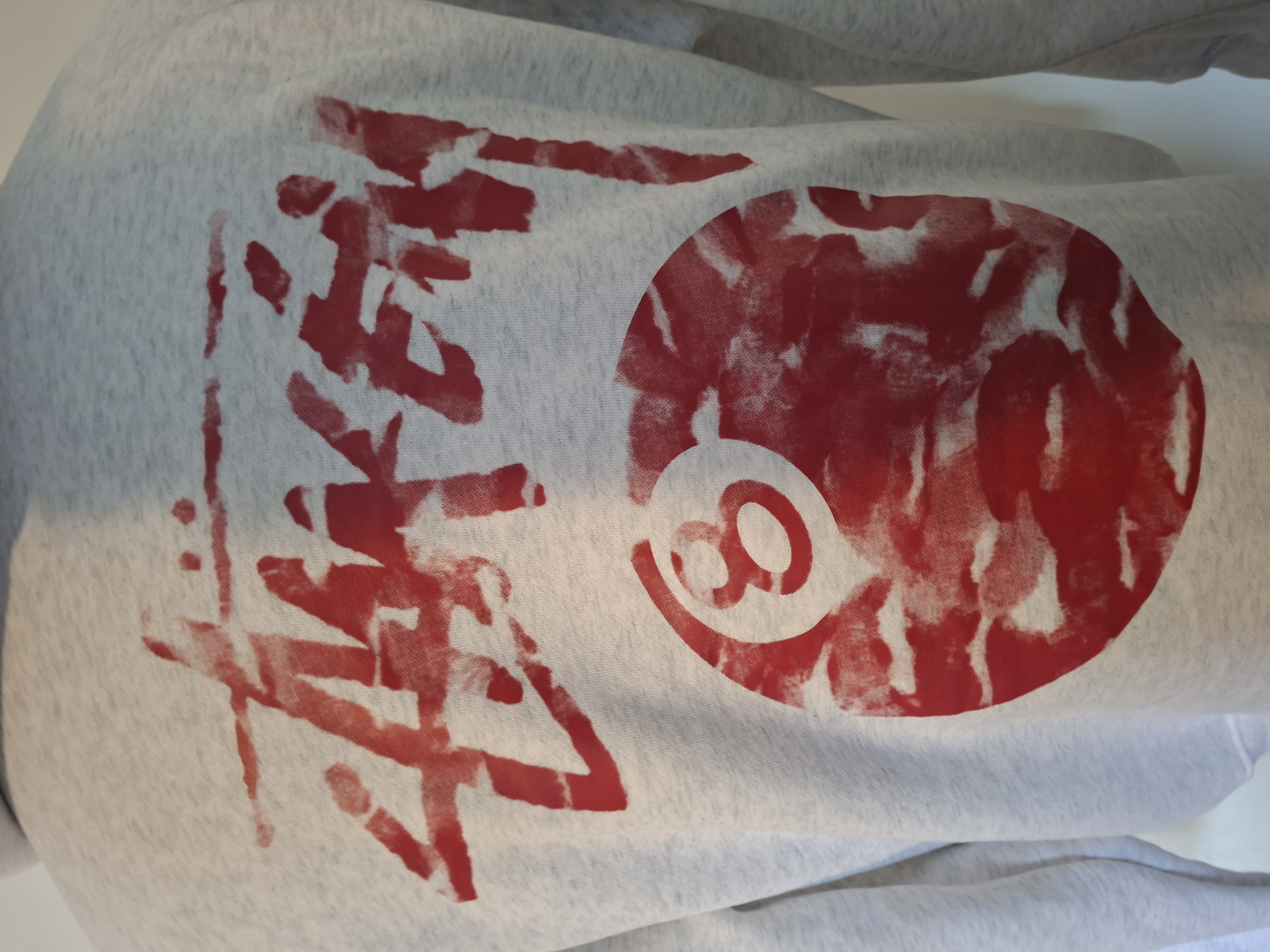 20260403_165436 Stussy hoodie lichtgrijs met rode 8-ball opdruk