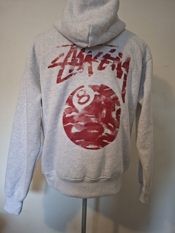 20260403_165443 Stussy hoodie lichtgrijs met rode 8-ball opdruk