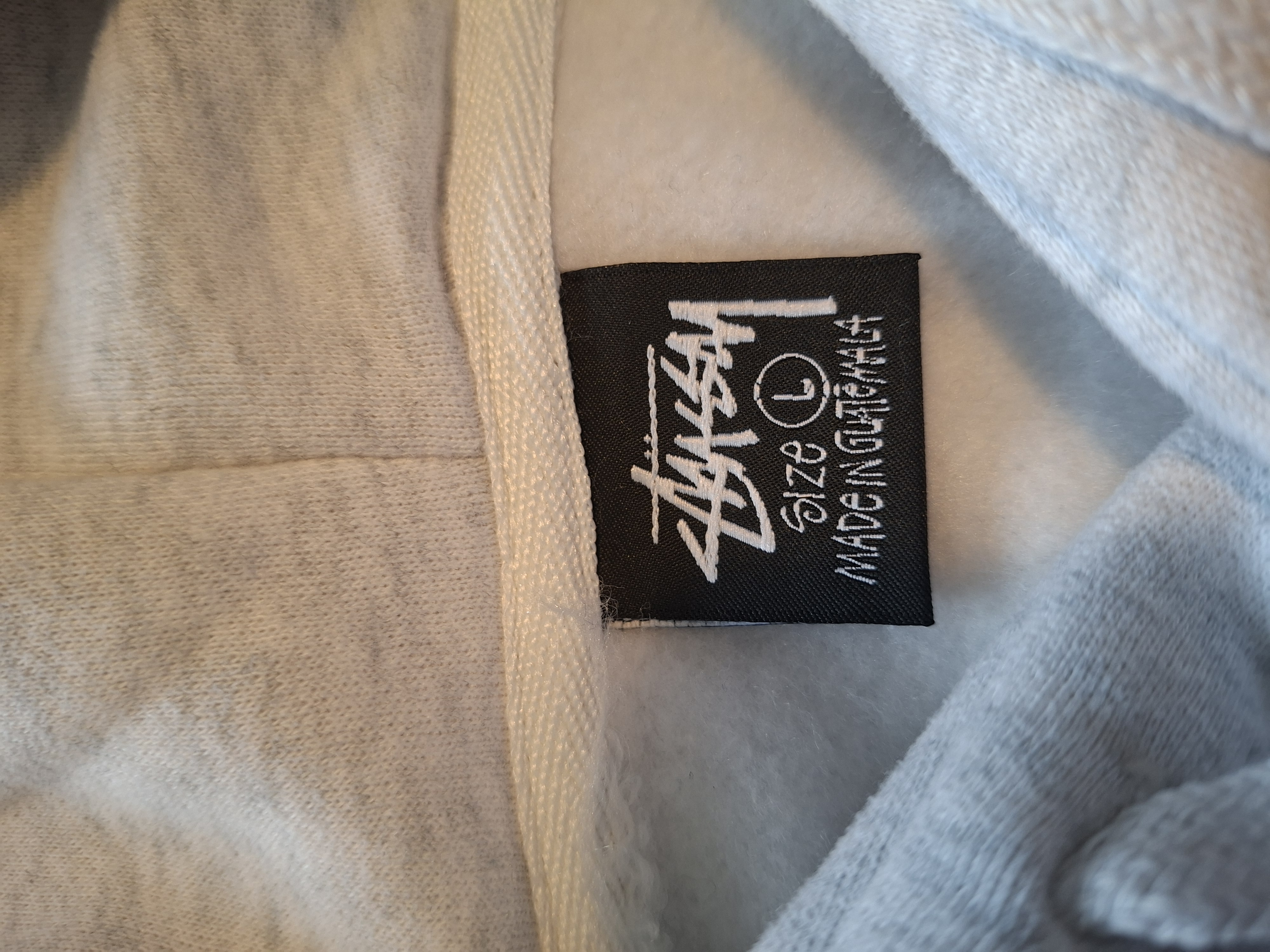 20260403_165508 Stussy hoodie lichtgrijs met rode 8-ball opdruk