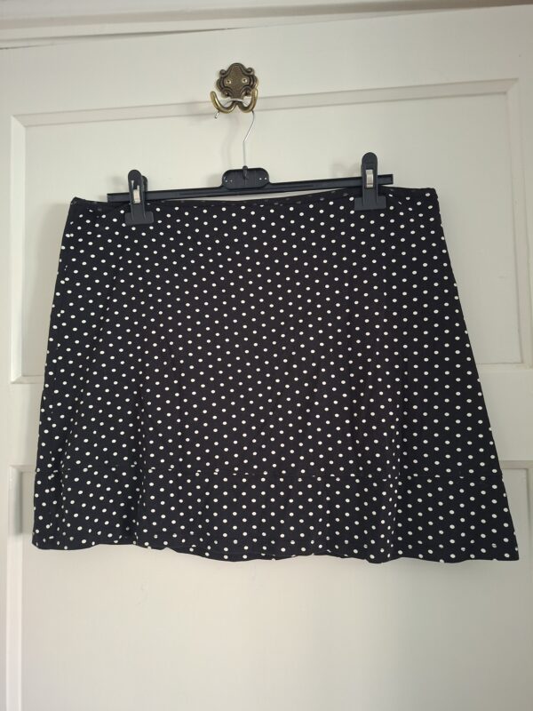 Zwart rokje met witte stippen