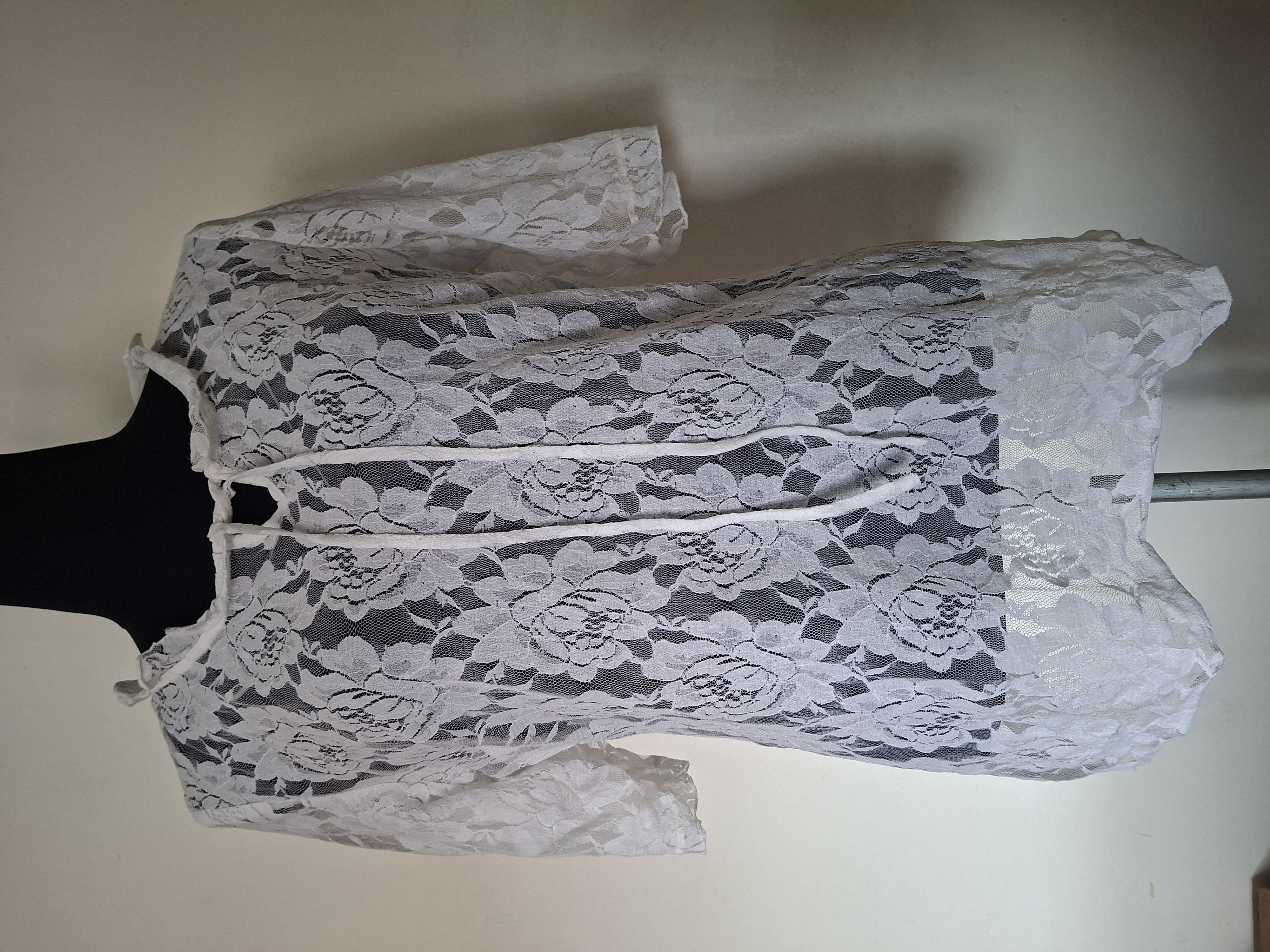 Witte kanten top met bloemenpatroon