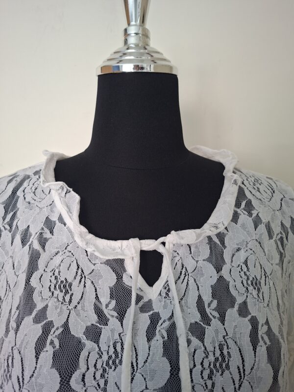 Witte kanten top met bloemenpatroon