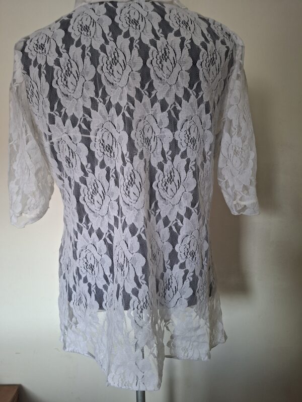 Witte kanten top met bloemenpatroon