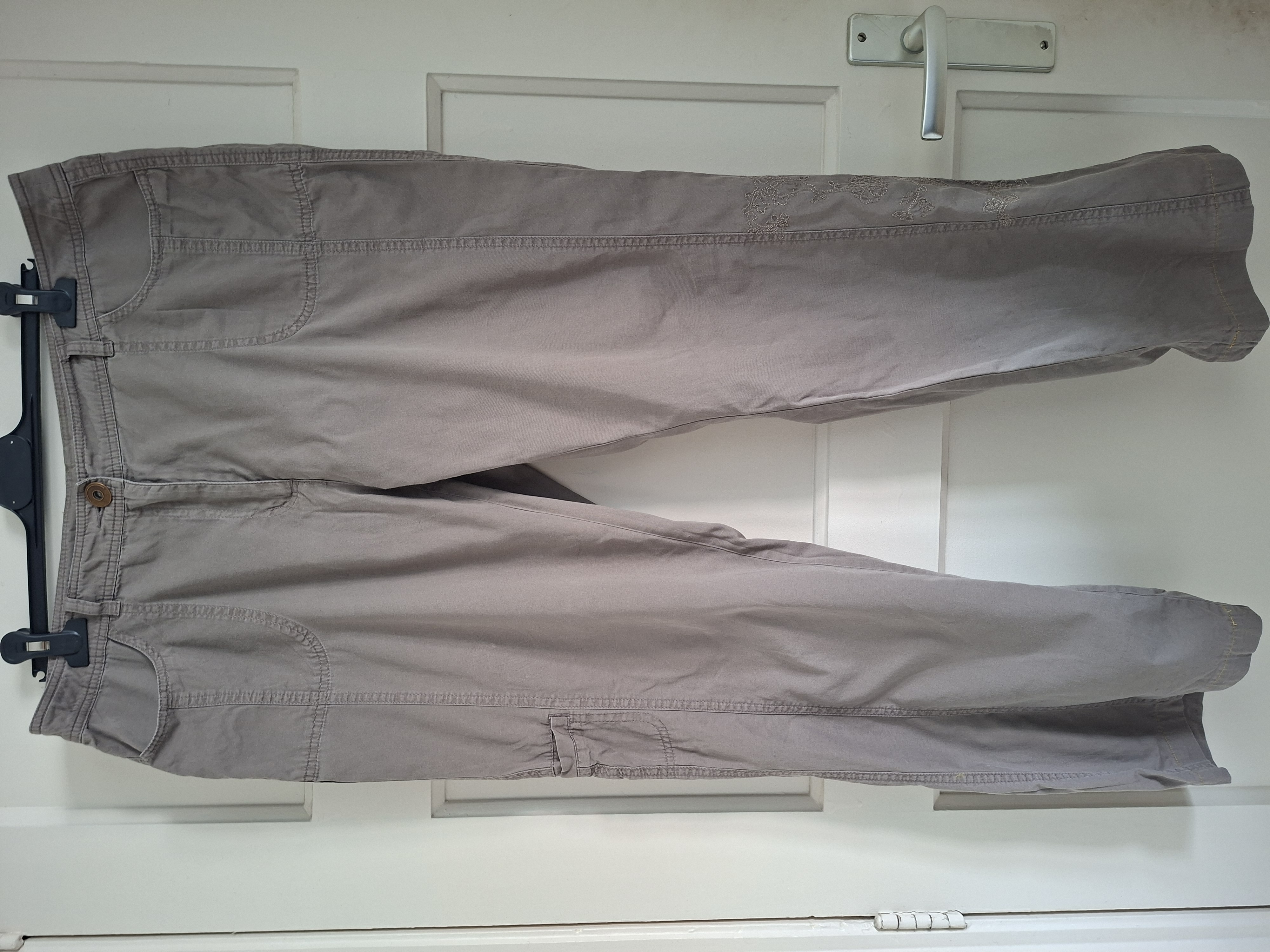 Beige broek met borduurwerk