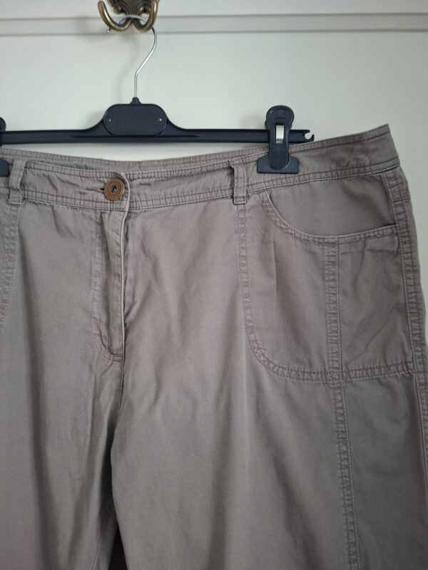 Beige broek met borduurwerk