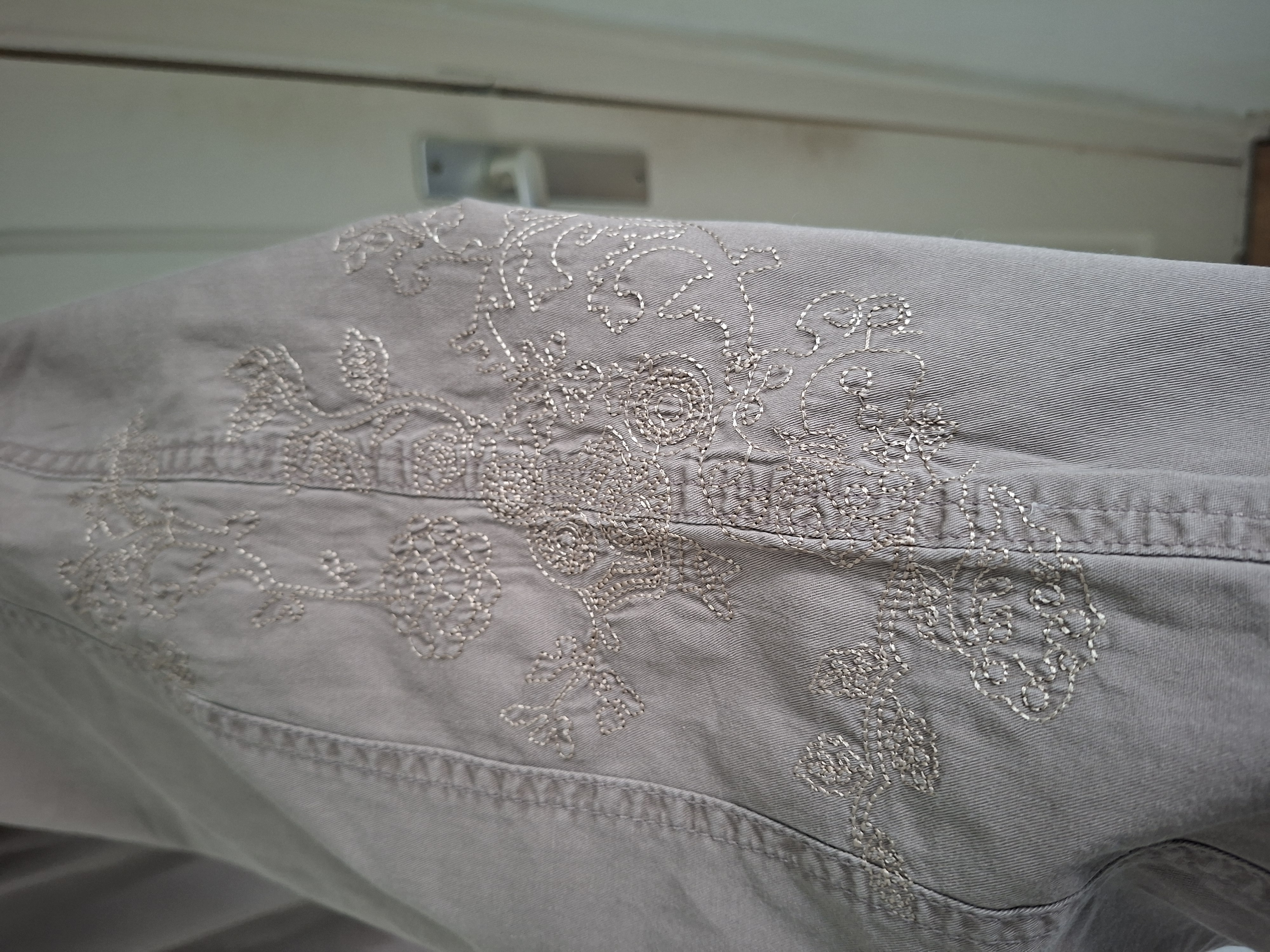 Beige broek met borduurwerk