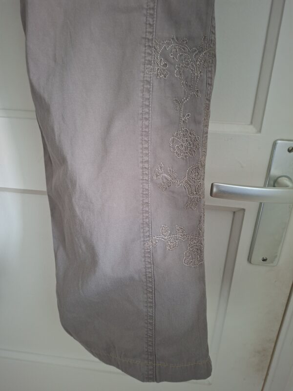 Beige broek met borduurwerk