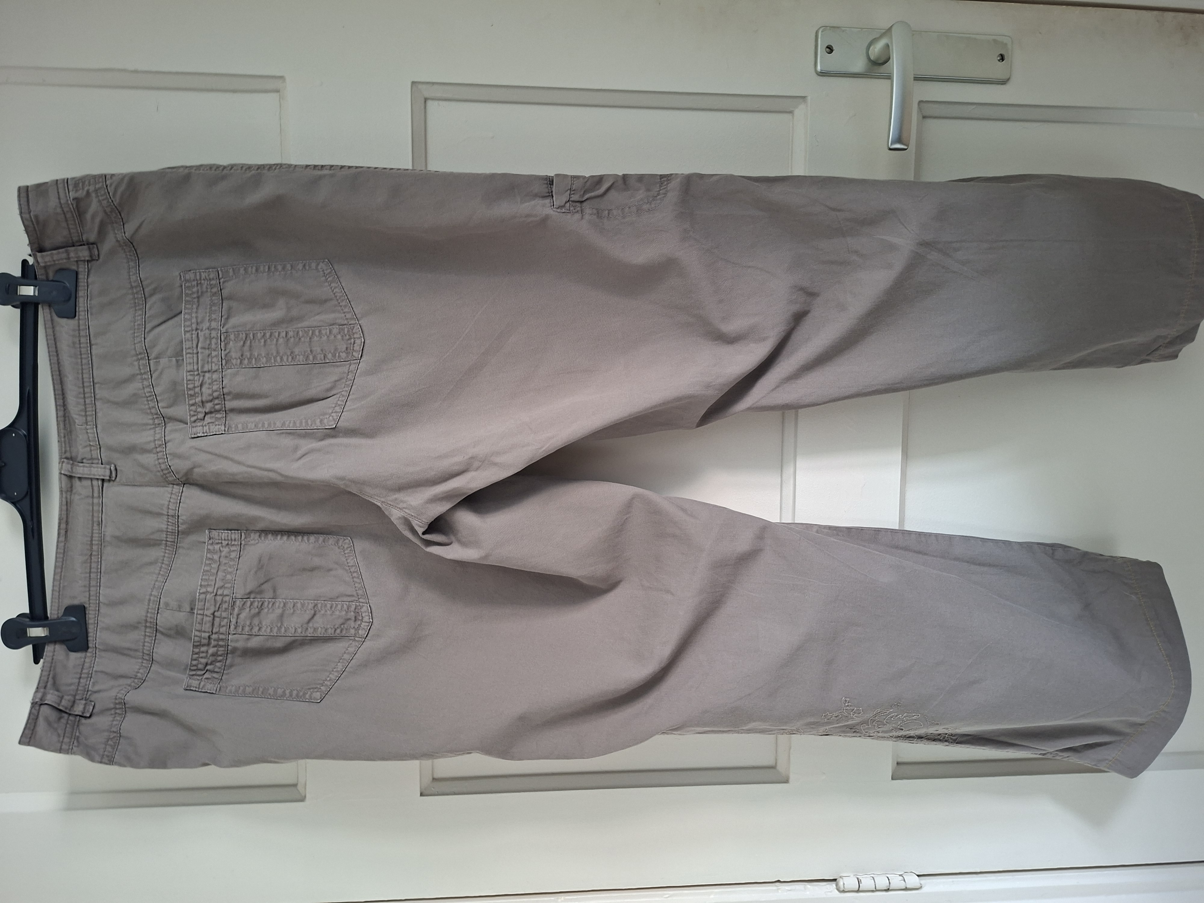 Beige broek met borduurwerk