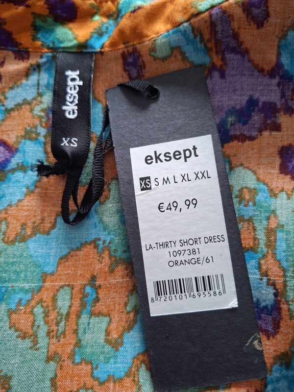 20260404_150532 Eksept korte jurk met abstracte print