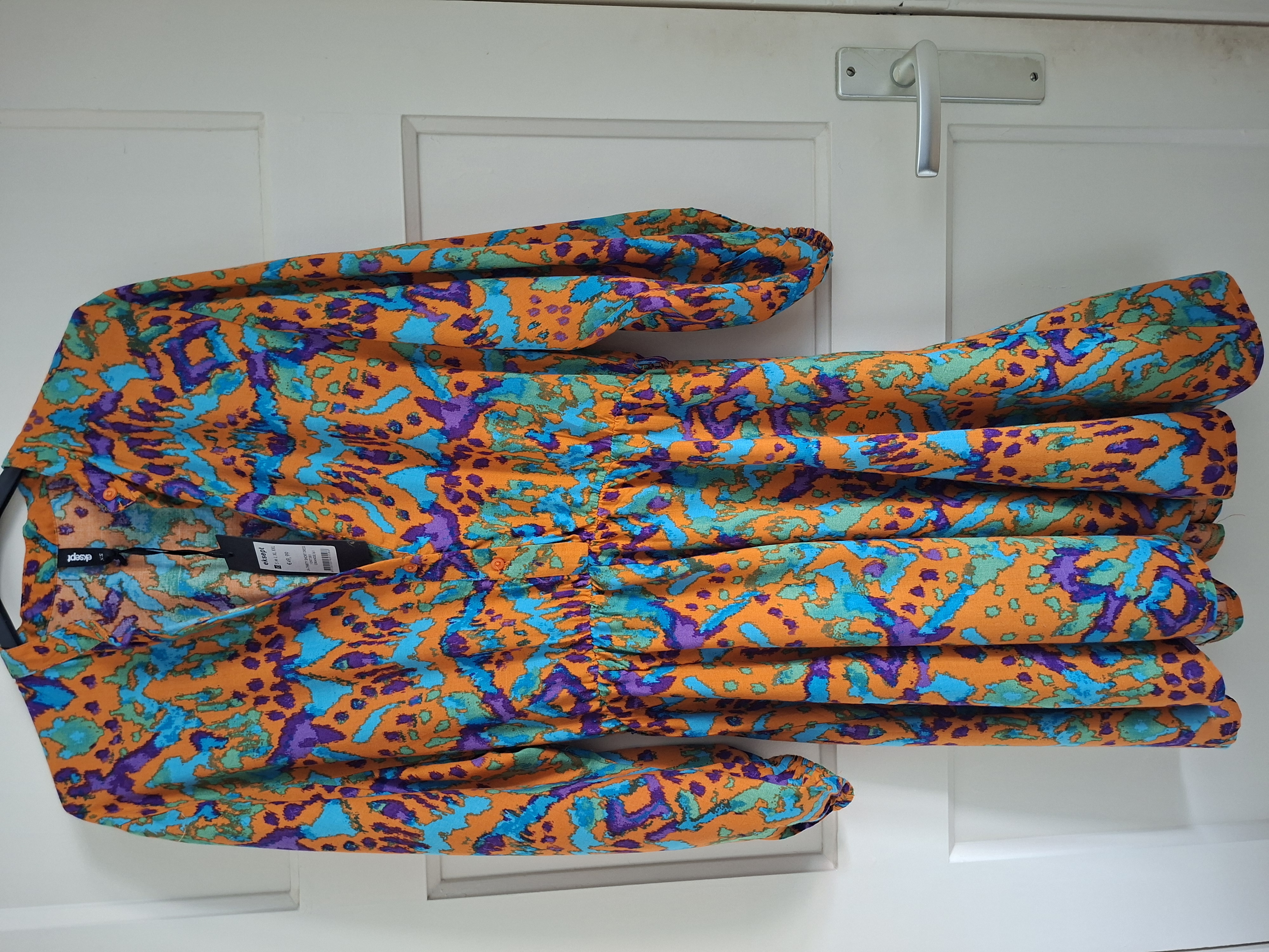 20260404_150714 Eksept korte jurk met abstracte print