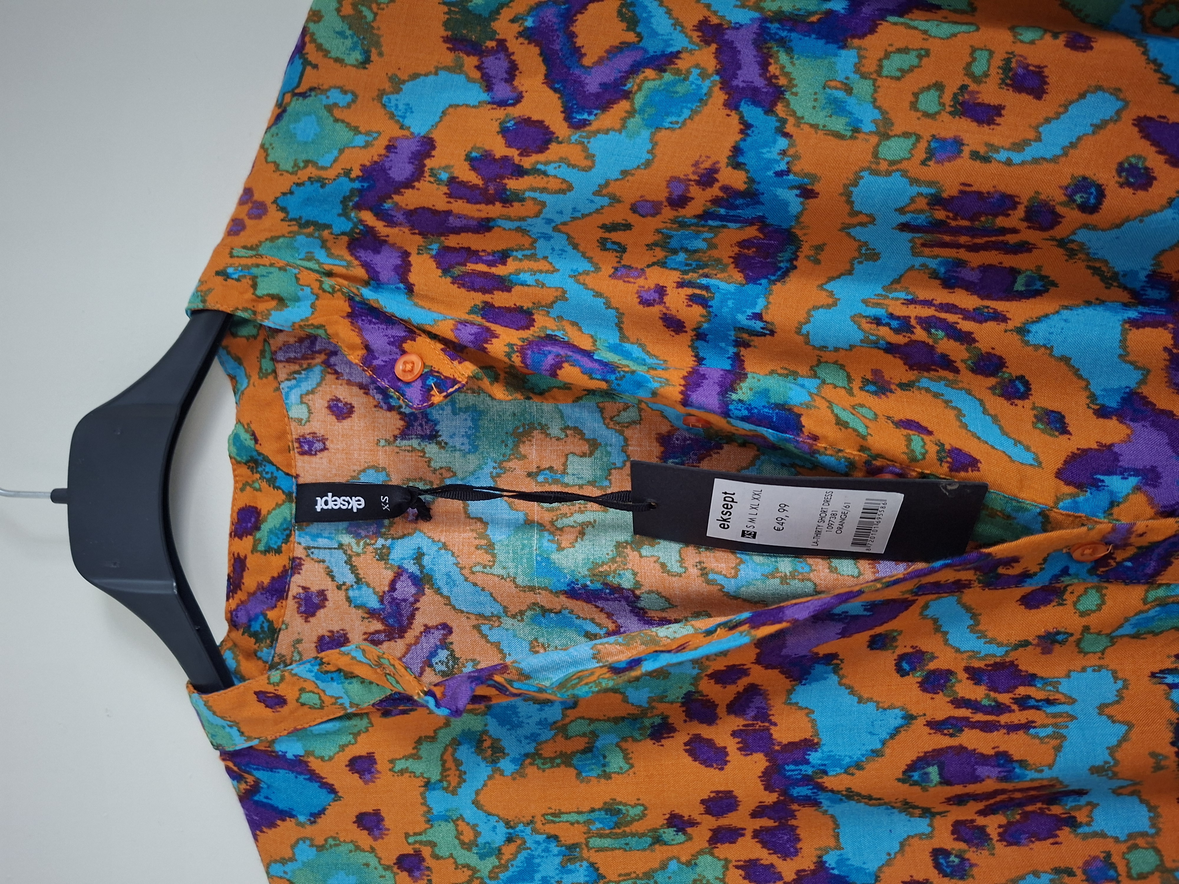 20260404_150718 Eksept korte jurk met abstracte print