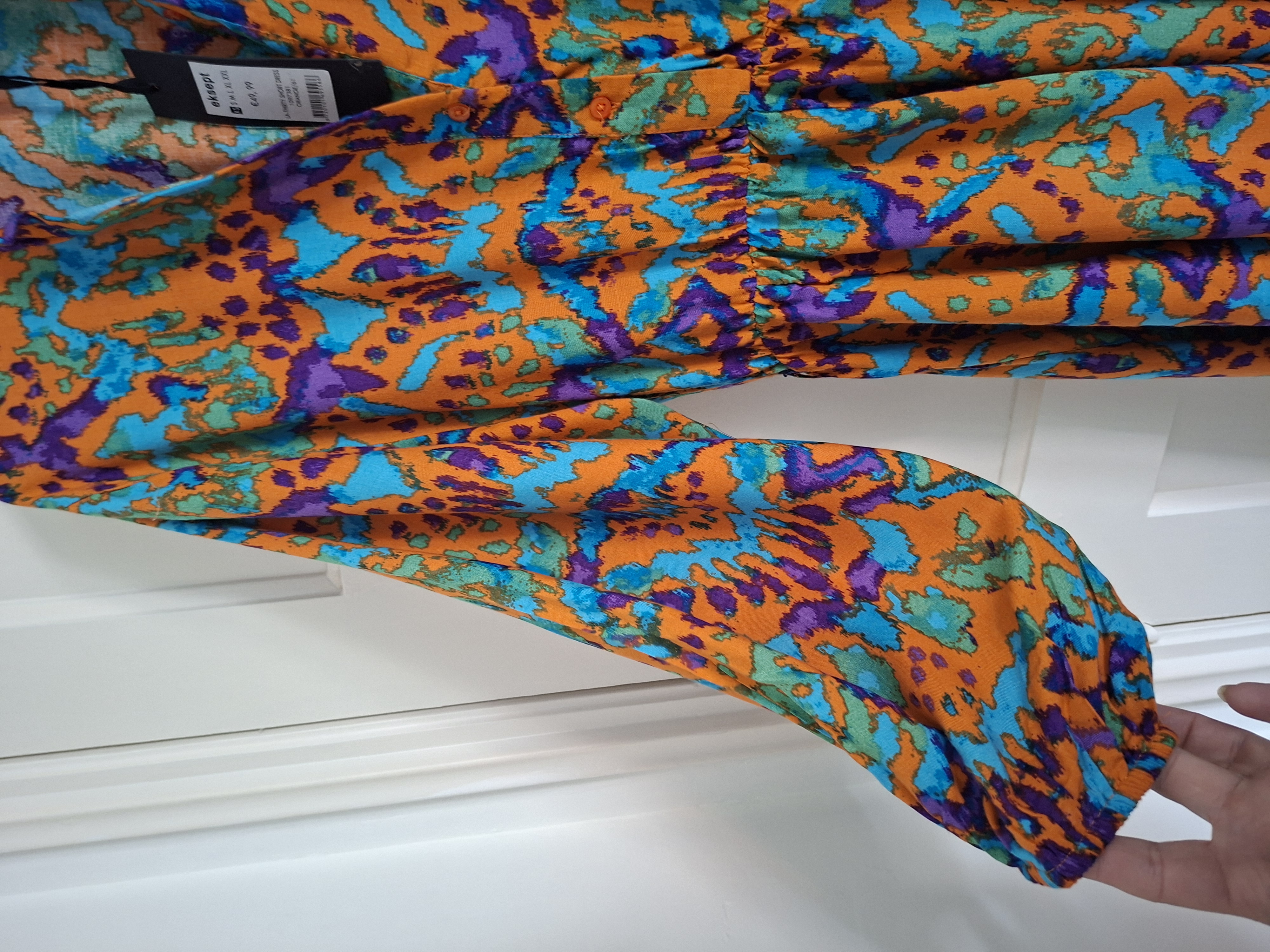 20260404_150724 Eksept korte jurk met abstracte print