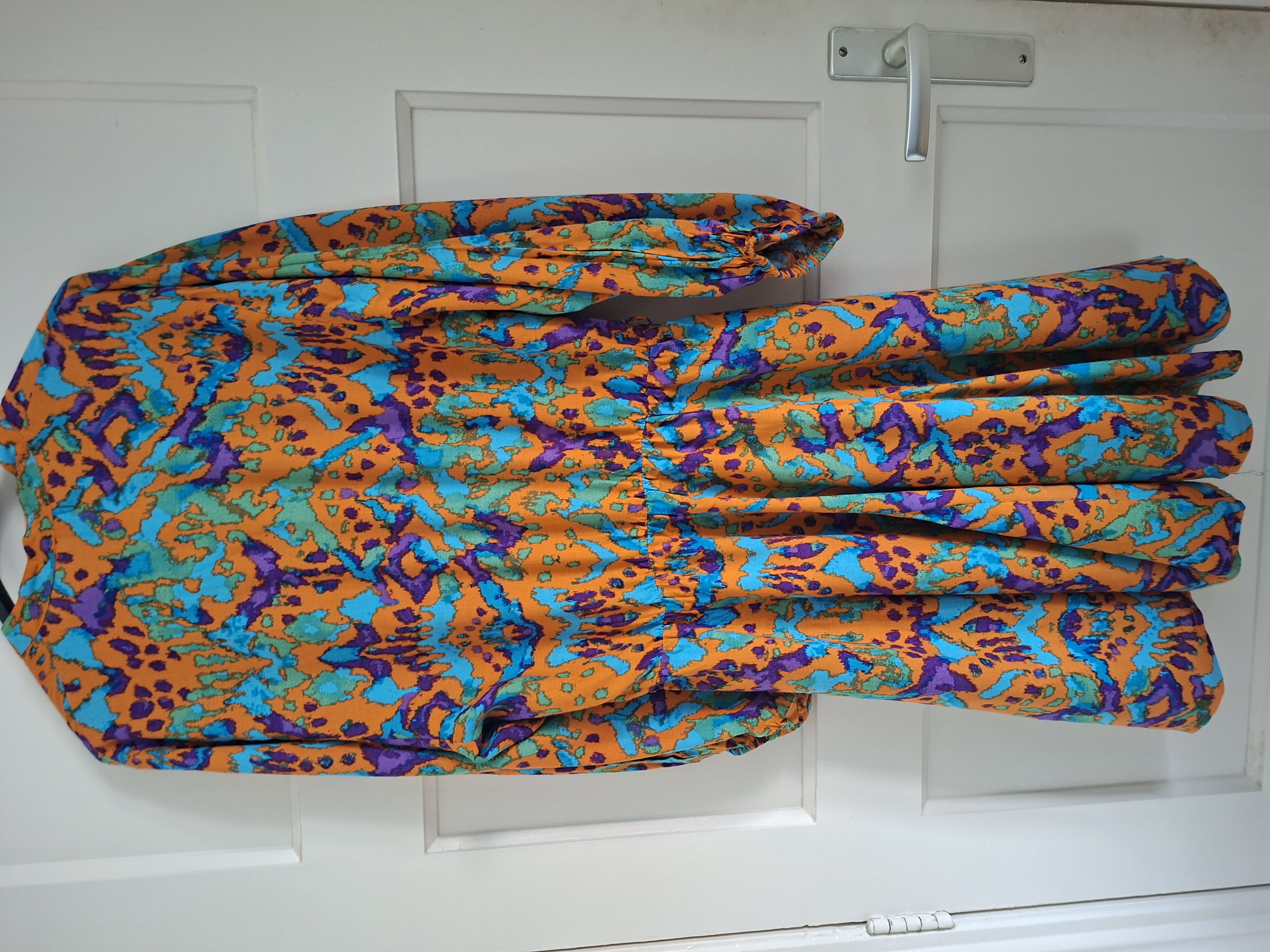 20260404_150732 Eksept korte jurk met abstracte print