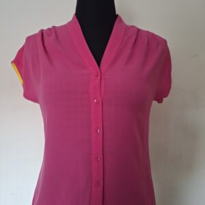 Fuchsia blouse mouwloos met V-hals en knoopsluiting