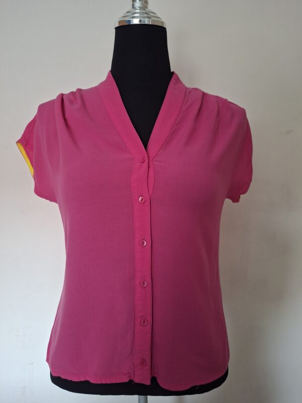 Fuchsia blouse mouwloos met V-hals en knoopsluiting