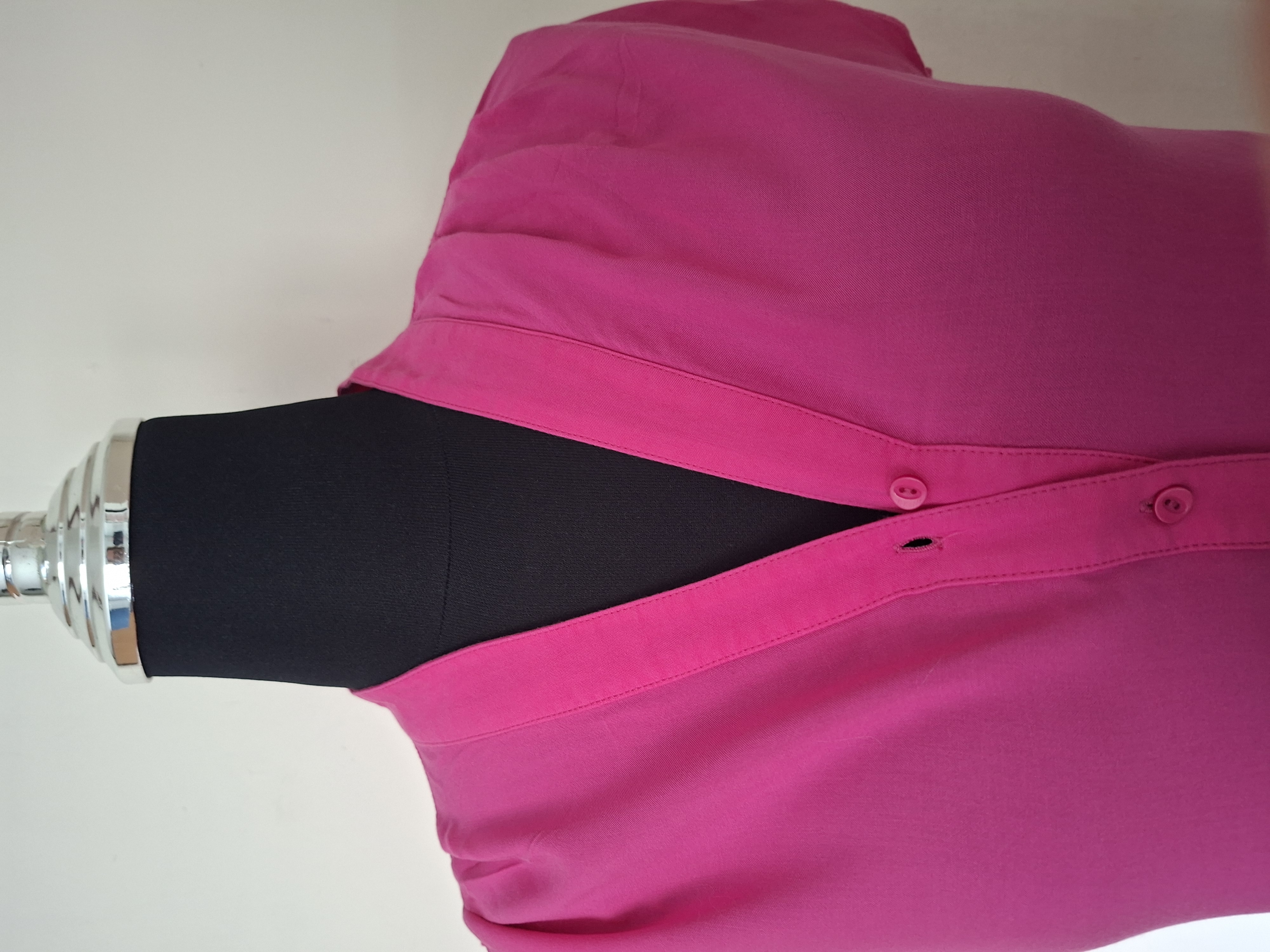 Fuchsia blouse mouwloos met V-hals en knoopsluiting