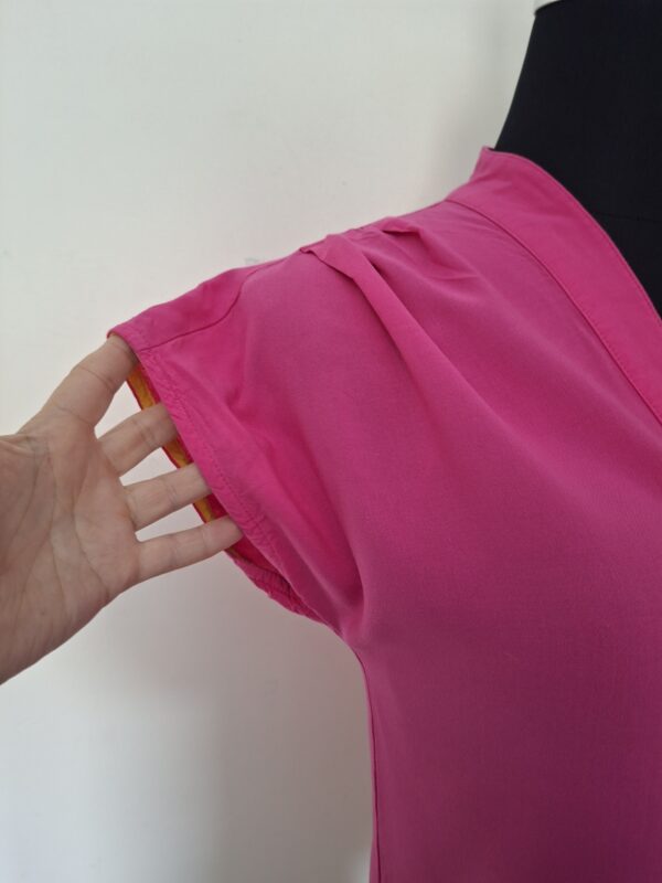 Fuchsia blouse mouwloos met V-hals en knoopsluiting
