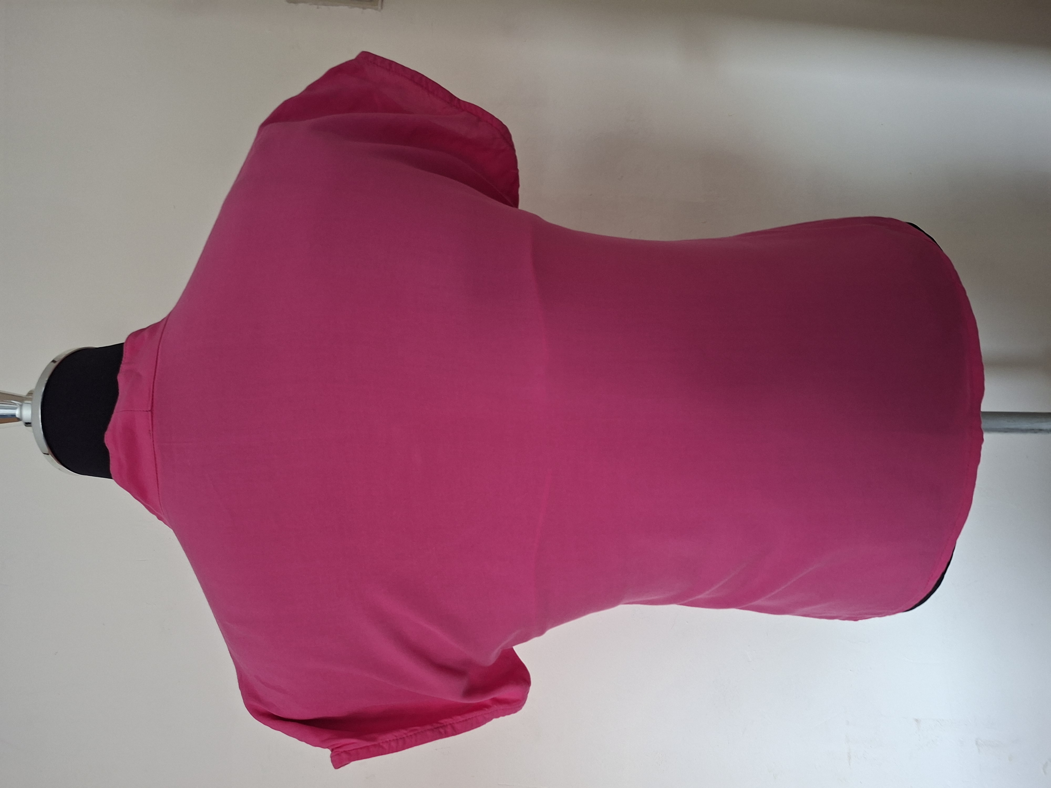 Fuchsia blouse mouwloos met V-hals en knoopsluiting