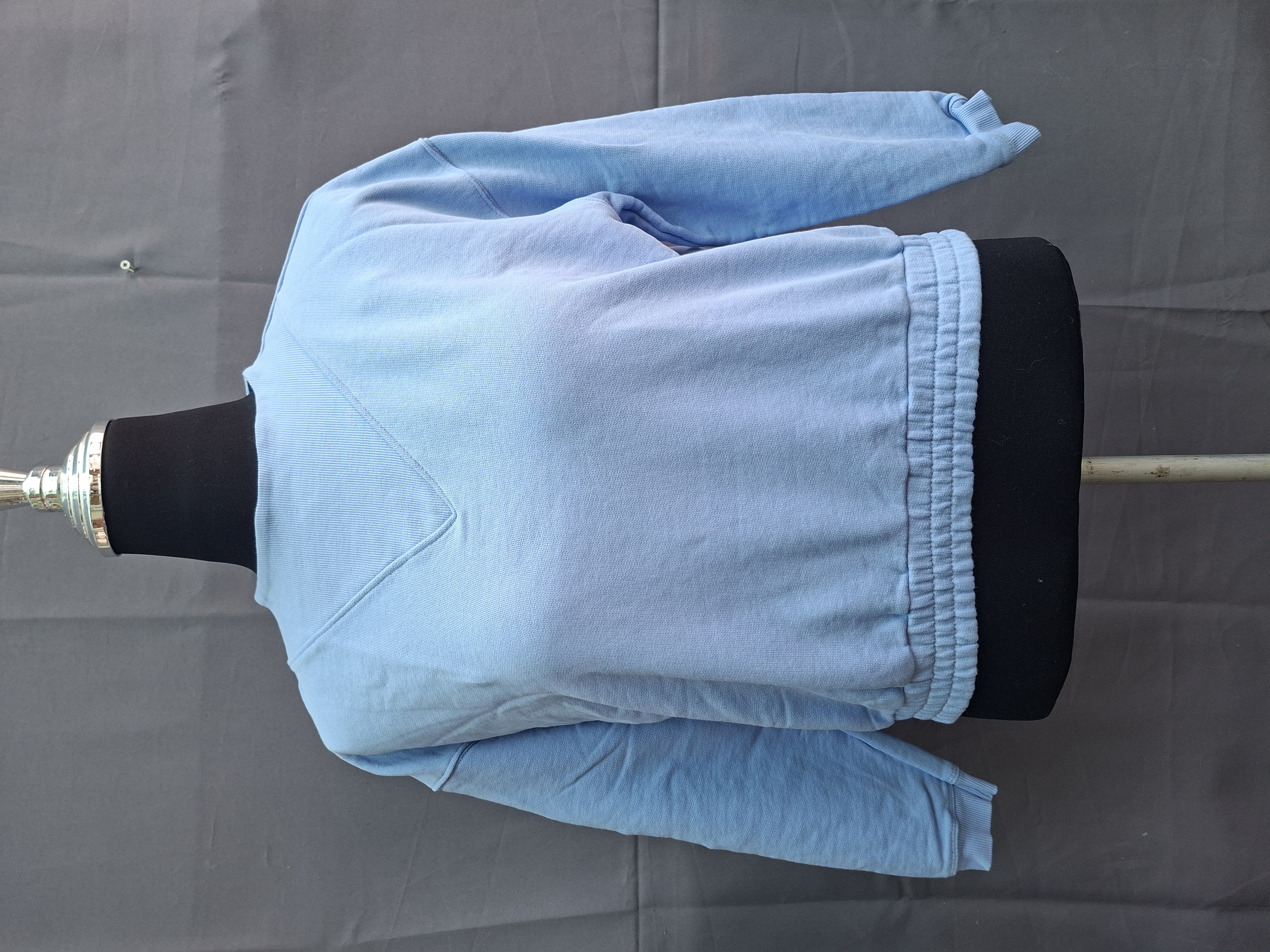 20260408_150355 Vintage Lounge Club sweater lichtblauw met V-naad detail