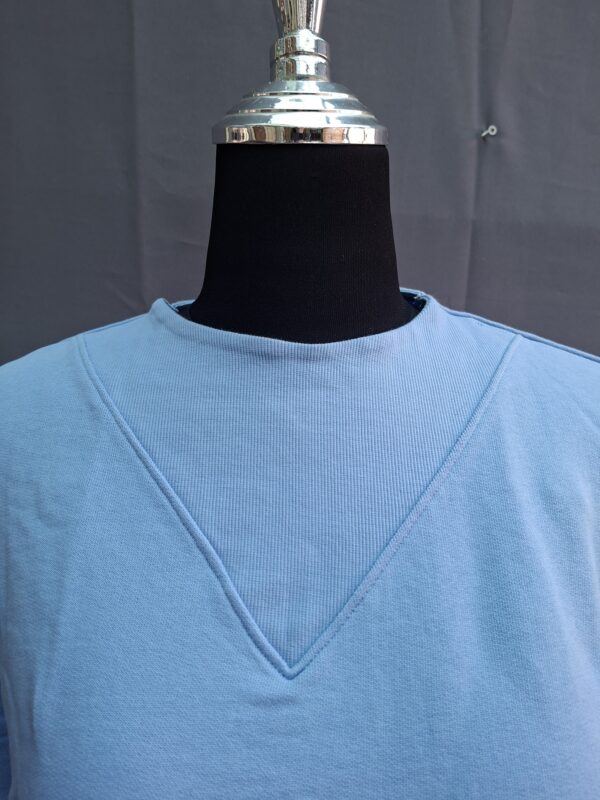 Vintage Lounge Club sweater lichtblauw met V-naad detail