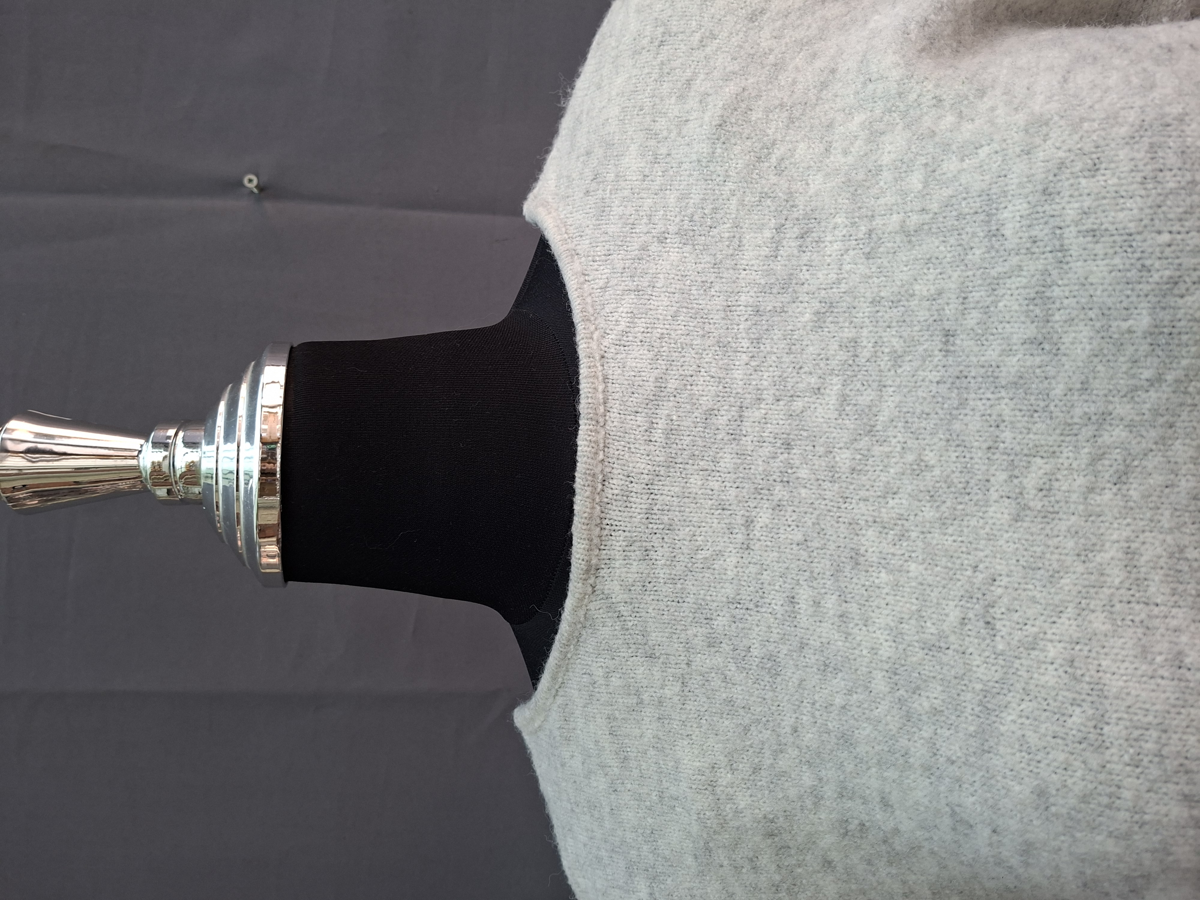 Peace & Love trui crème met openrug en strikken