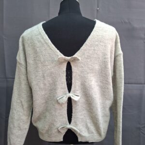 Peace & Love trui crème met openrug en strikken