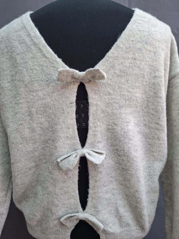 Peace & Love trui crème met openrug en strikken