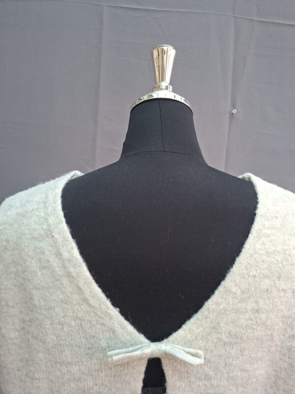 Peace & Love trui crème met openrug en strikken