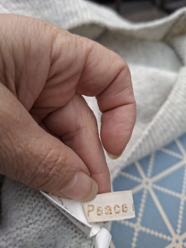 Peace & Love trui crème met openrug en strikken