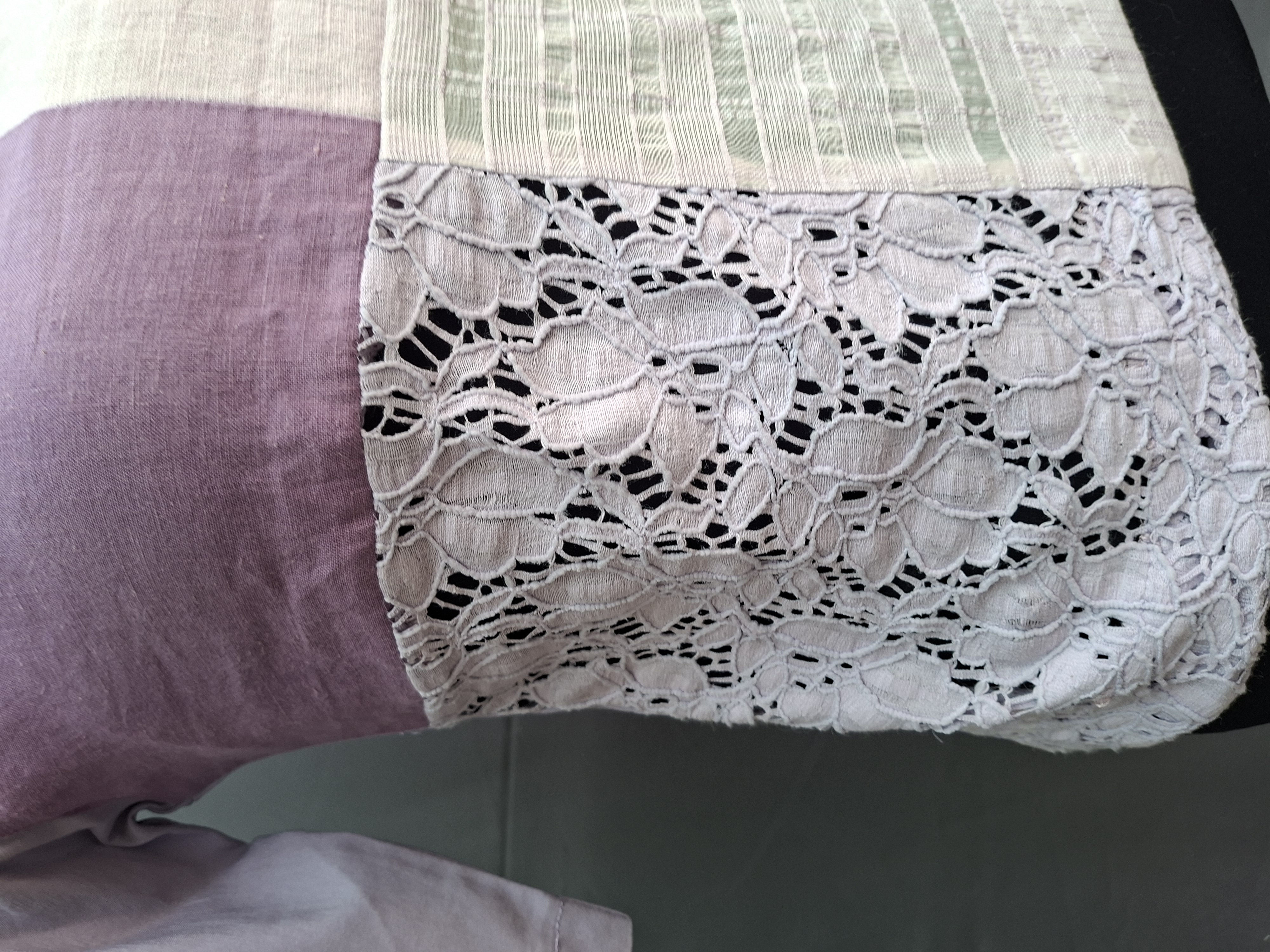 Uniek shirt lila/mauve met patchwork en kant