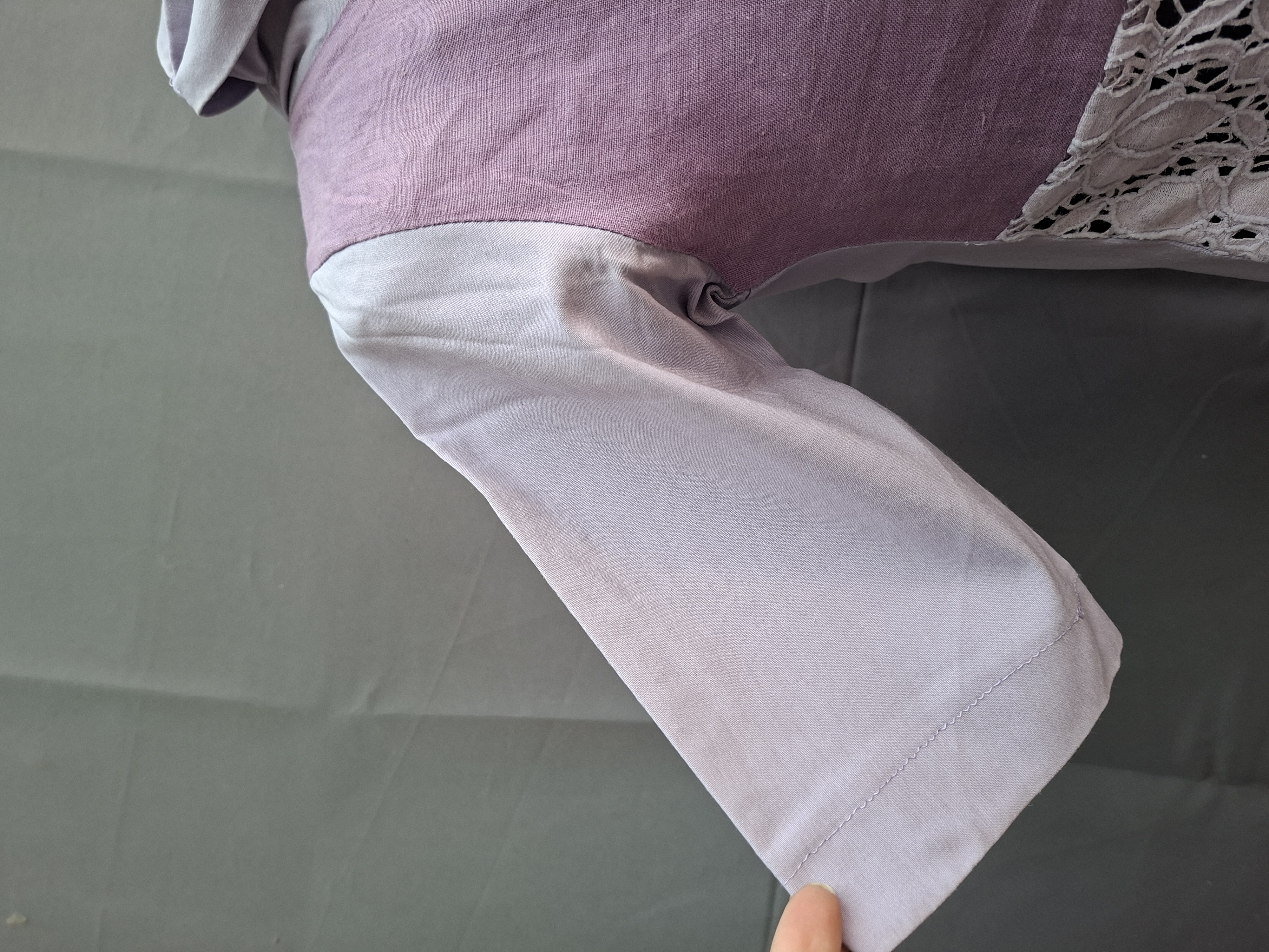 Uniek shirt lila/mauve met patchwork en kant