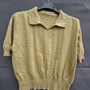 Gebreide polo mosterdgeel met kabelpatroon en open kraag